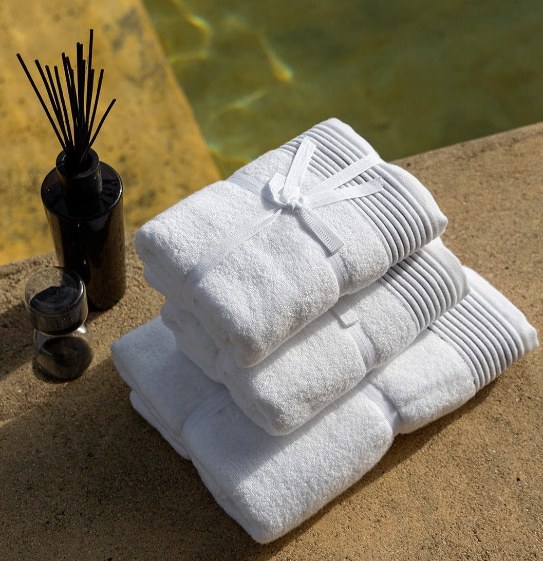 Pure Elegance Fluffy Bath Towel - Luxuriously soft and absorbent towel in a pristine white color. Perfect for wrapping yourself in comfort after a relaxing bath or shower. Made from high-quality materials for a plush feel and enhanced durability. 