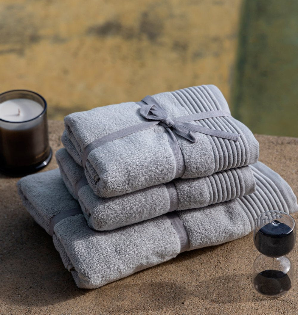 Silver Mist Fluffy Bath Towel - A luxurious and plush bath towel in a serene silver mist color. Designed for ultimate comfort and absorbency, perfect for indulging in post-shower relaxation. Crafted from premium materials to provide a soft and gentle feel against the skin.